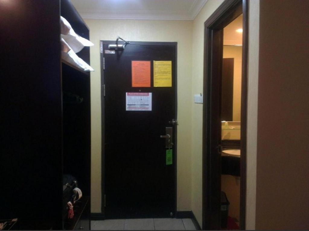 1 City Hotel 亞庇 外观 照片