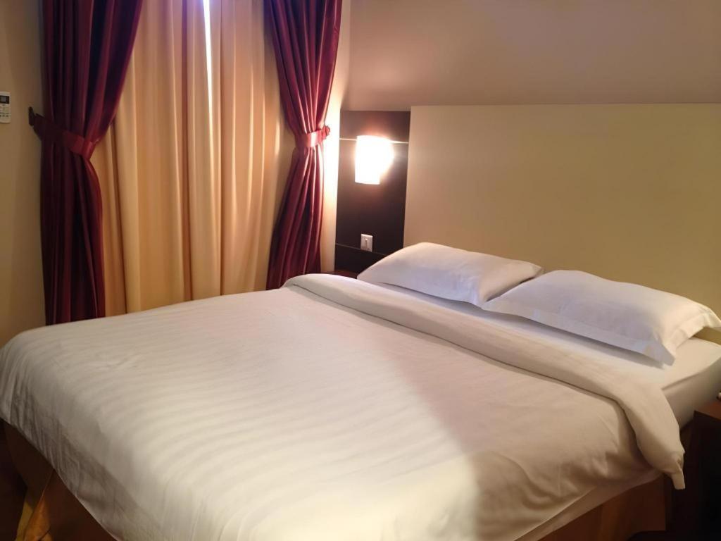 1 City Hotel 亞庇 外观 照片